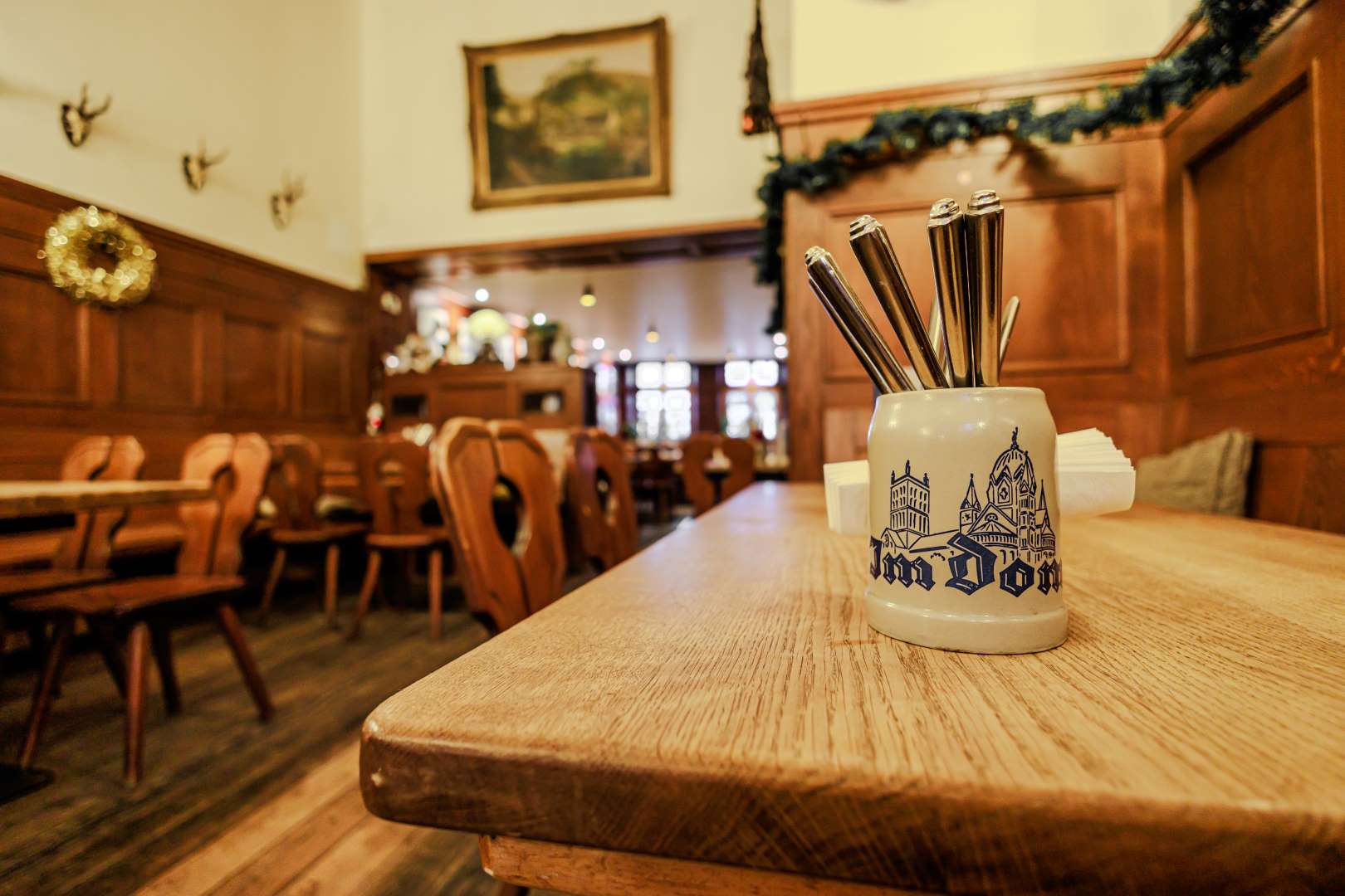 Gedeckter Holztisch im historischen Brauhaus
